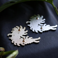 Load image into Gallery viewer, SEXY LEGS Centipede enamel pin